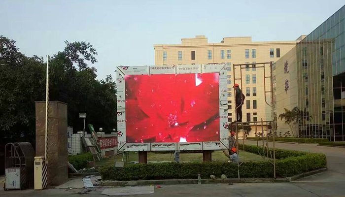 深圳市沙井戶外P5全彩LED顯示屏安裝調(diào)試完成